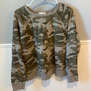 Women’s Large Universal Threads Camo Sweatshirt